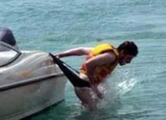 funny-fail-pics-boat-jump-wedgie-failure