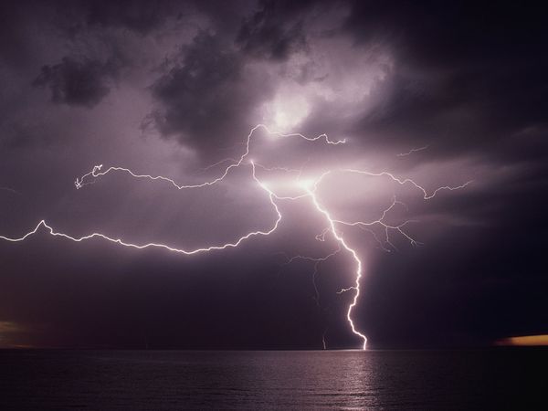 lightning-over-water_270_600x450-1