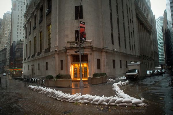 hurricane-sandy-empty-places-outside-nyse_60690_600x450