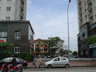 Pequeña_casa_unifamiliar_cerca_rascacielos_Hanoi