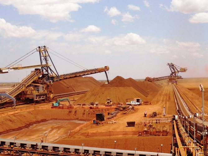 iron ore cranes digging